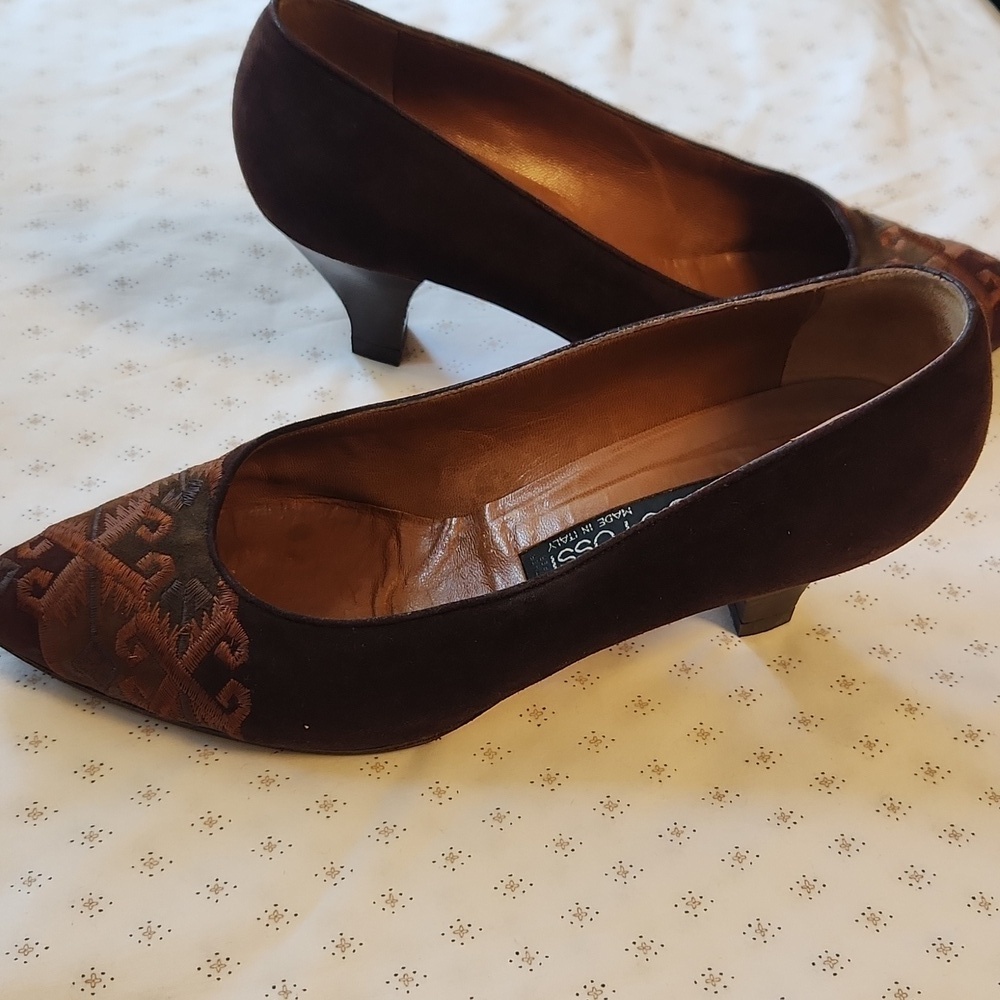 Sergio Rossi Brown Suede Embroidered Toe Kitten Heels Pumps sz 38.5/8.5